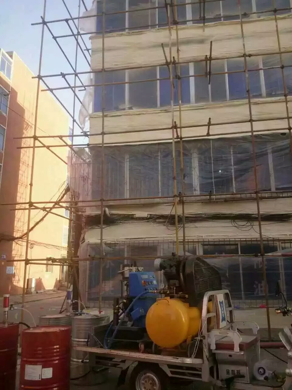 廣東地區外墻保溫小型聚氨酯發泡機施工